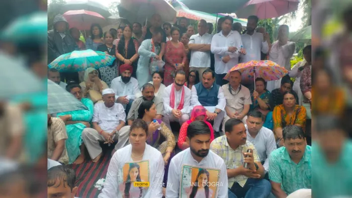 Vanantara Case: वनंतरा मामले में धामी सरकार की चुप्पी को लेकर कांग्रेसियों का मौन सत्याग्रह