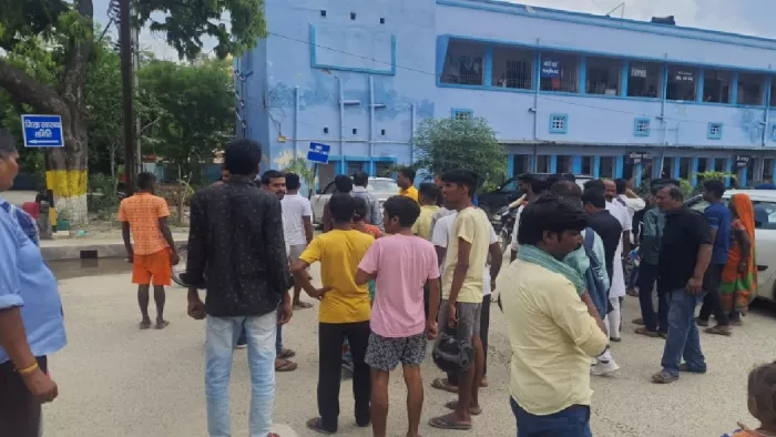 सदर अस्पताल परिसर में जुटी लोगों की भीड़। जागरण