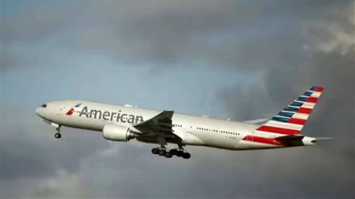 american airlines flight makes emergency landing in phoenix after passenger spots lice in woman hair