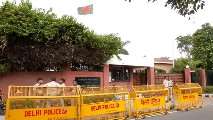 दिल्ली में बांग्लादेश उच्चायोग के बाहर तैनात पुलिस।