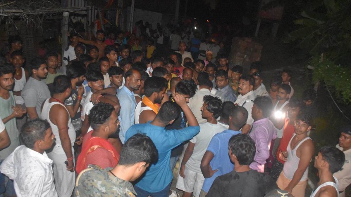 बिहार के हाजीपुर में बड़ा हादसा: हाई टेंशन तार की चपेट में आया डीजे, 9 कांवड़ियों की मौत; कई झुलसे - Eight people died in Hajipur after coming in contact with high