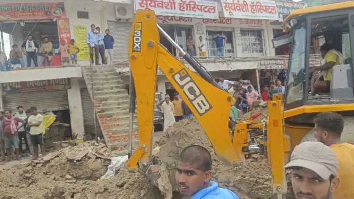 कासिमाबाद चौराहे पर से अवैध अतिक्रमण हटाता बुलडोजर
