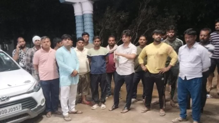 Agra News: इनर रिंग रोड के पास हुए हादसे के बाद एकत्रित भीड़।
