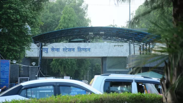 शेख हसीना गाजियाबाद के हिंडन एयर बेस पहुंचीं।