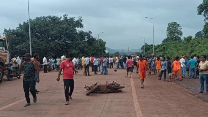 हादसे के बाद मार्ग अवरोध कर विरोध प्रदर्शन करते लोग