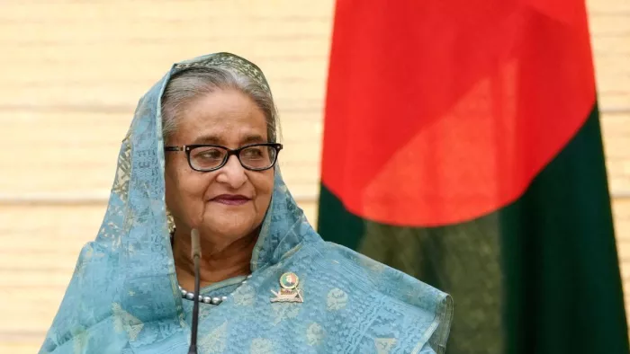 शेख हसीना अपनी बहन के साथ में प्रधानमंत्री निवास छोड़ा। (फोटो, एपी)