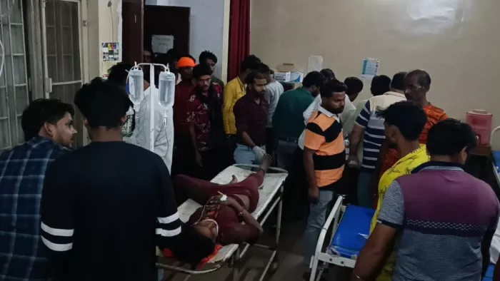 हादसे के बाद महमूदाबाद सीएचसी में उपचार के लिए लाए गए कांवड़िया : जागरण