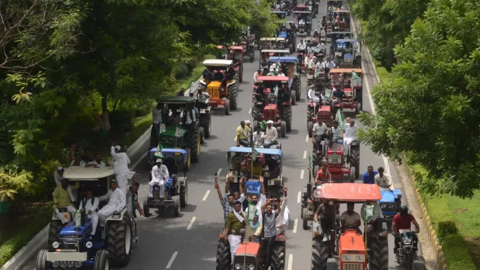 भारतीय किसान यूनियन अराजनैतिक के नेतृत्व में ट्रैक्टर मार्च निकालकर हल्ला बोला।