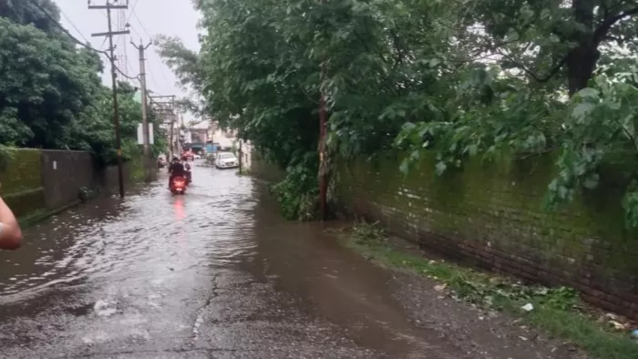 हल्की बारिश में विकासनगर की सड़कों पर भारी जलभराव