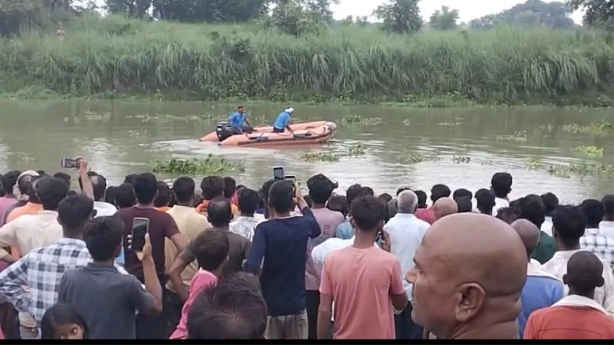 Deoria News: नदी में स्नान करने गए तीन किशोरों में दो को डूबने से बचाया, एक लापता, लगाए गए गोताखोर