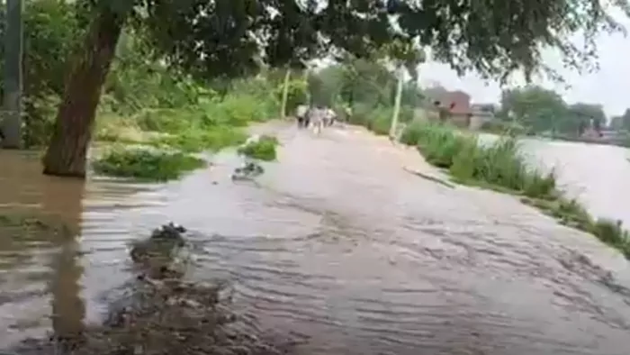 अंचलों में बाढ़ से सर्वाधिक नुकसान किसानों को हो रहा है।