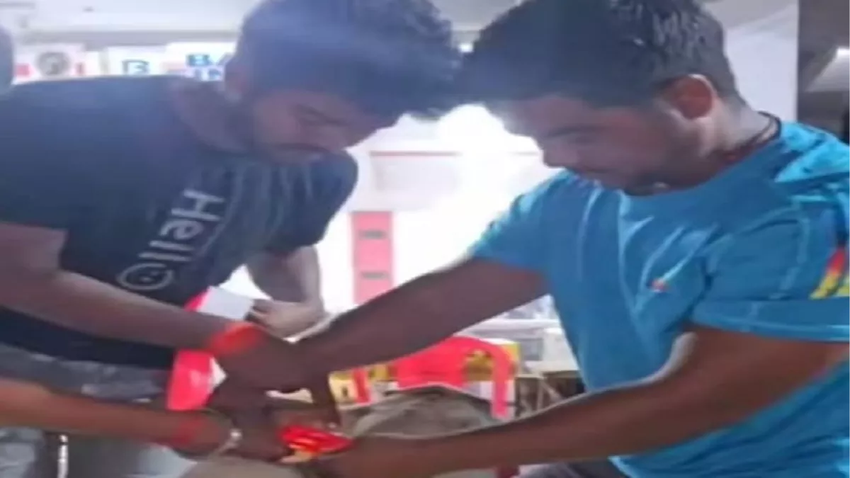 Chatara News: घूमने वाले आवारा पशुओं को बचाने के लिए युवाओं ने निकाली नई तरकीब.. फिर जुट गए अभियान में