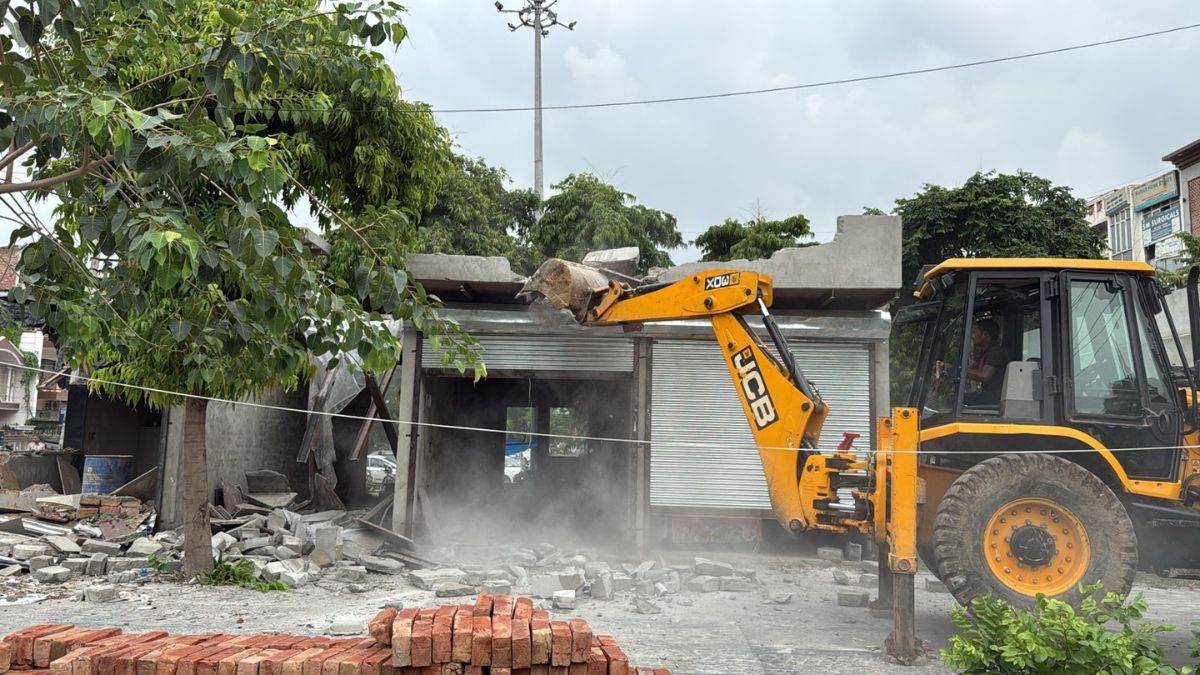 ncr faridabad news illegal constructions demolished in sector 16 market