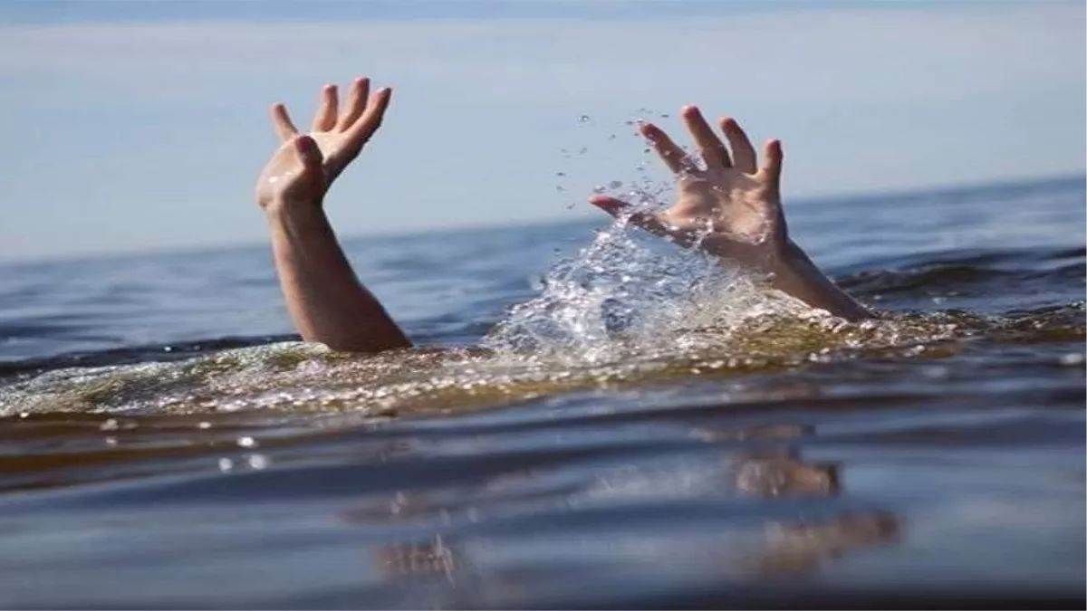 ncr delhi man jumps into yamuna river delhi police search ongoing