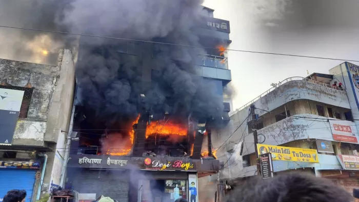 दमकल कर्मी बुझाने के प्रयास में लगे हुए हैं।