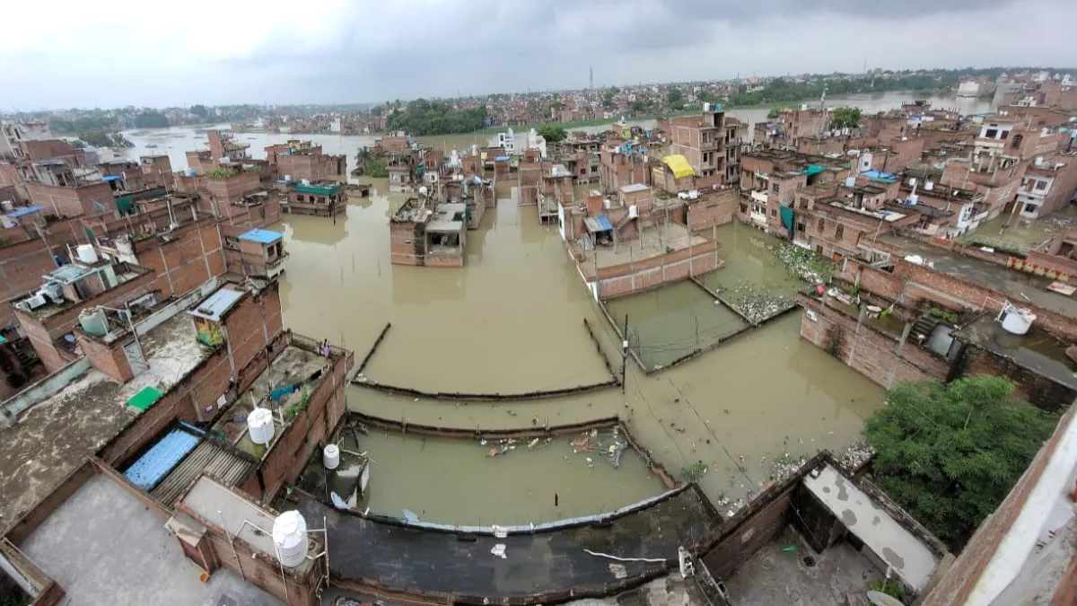 Flood in Varanasi : बीएचयू ट्रामा सेंटर तक पहुंचा पानी, गल‍ियों में चली नाव, पांच हजार लोग बाढ़ राहत श‍िवि‍र पहुंचे