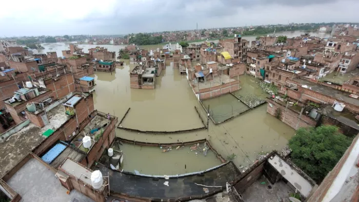 वाराणसी में गंगा खतरा बिंदु पार करने के बाद भी लगातार बढ़ रही हैं।