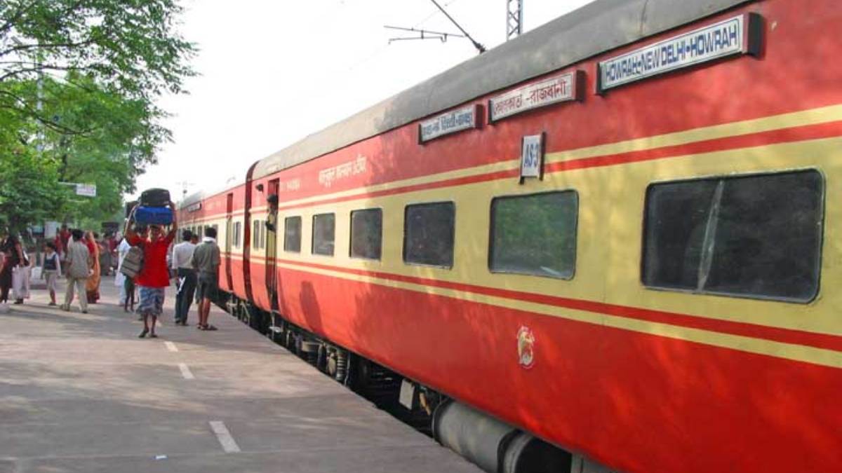 dhanbad news 3 arrested with ganja on howrah new delhi rajdhani express