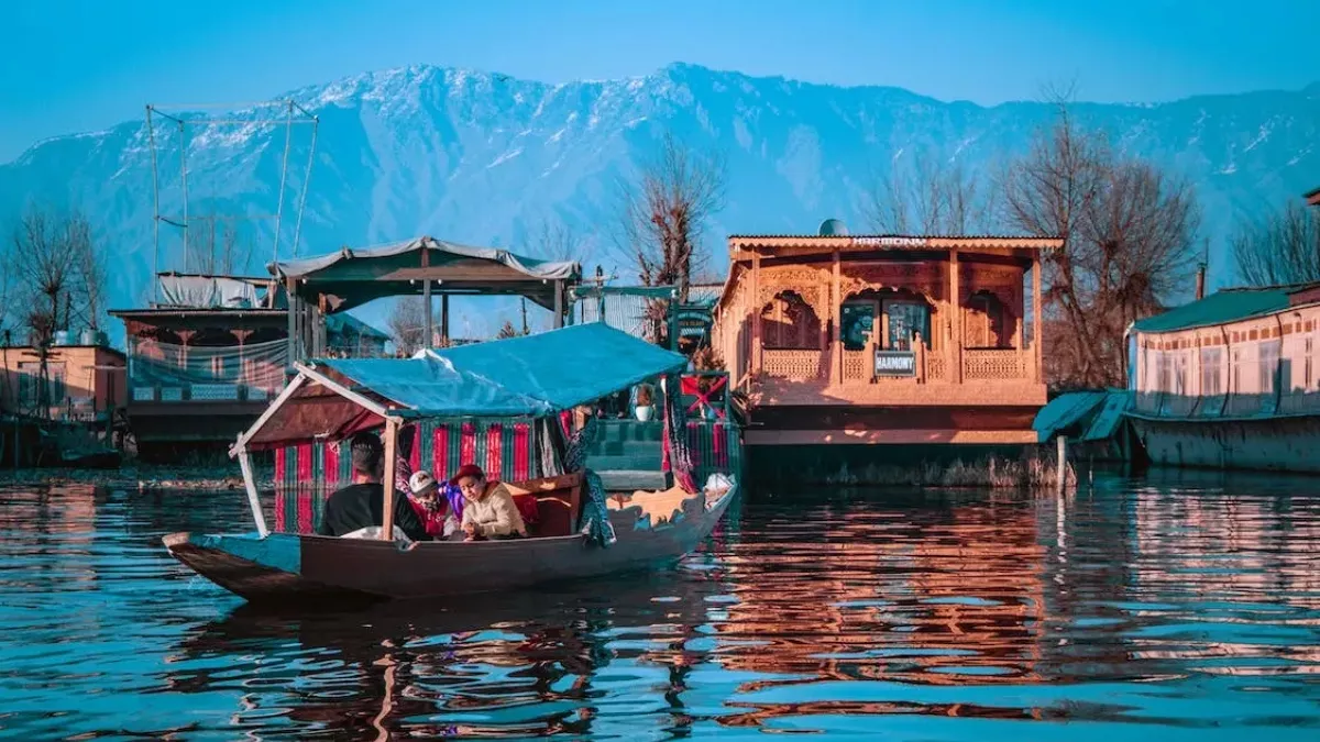 IRCTC Kashmir Package 2025: जन्नत-ए-कश्मीर टूर पैकेज, यात्रियों को मिलेगा 6 दिनों में स्वर्ग जैसा अनुभव