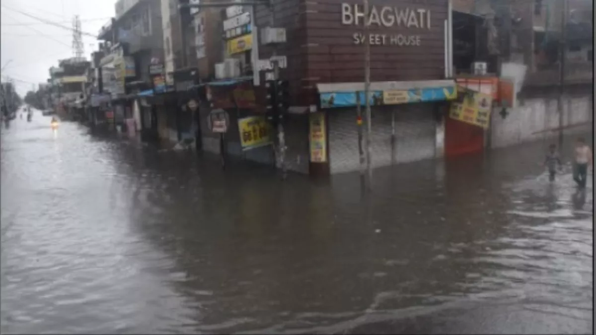 Kanpur Rain Alert: कानपुर को बादलों ने जमकर भिगोया, अभी दो दिन और होगी भारी बारिश