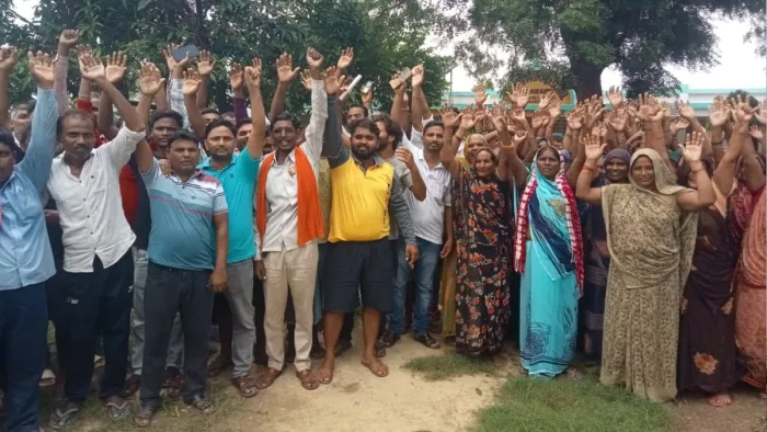 निरस्त कोटा को लेकर आयोजित बैठक निरस्त होने पर आक्रोशित ग्रामीण।