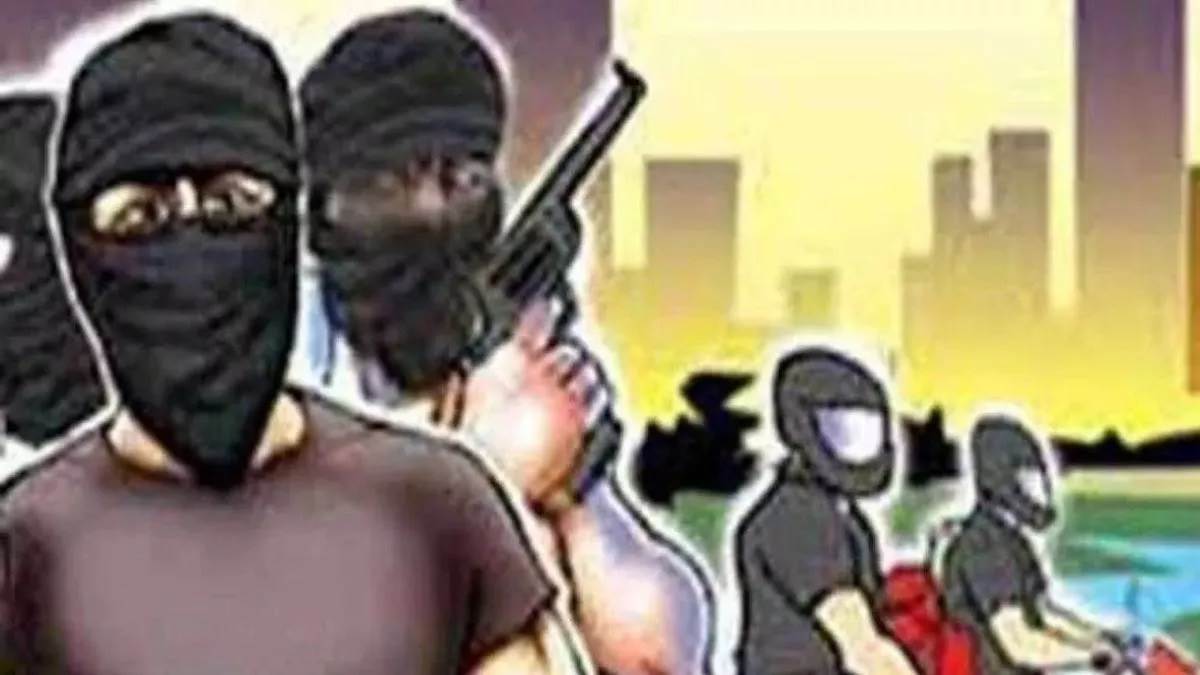 bulandshahr news miscreants pointed pistol at cash collection agent near co office ooted ten lakh rupees