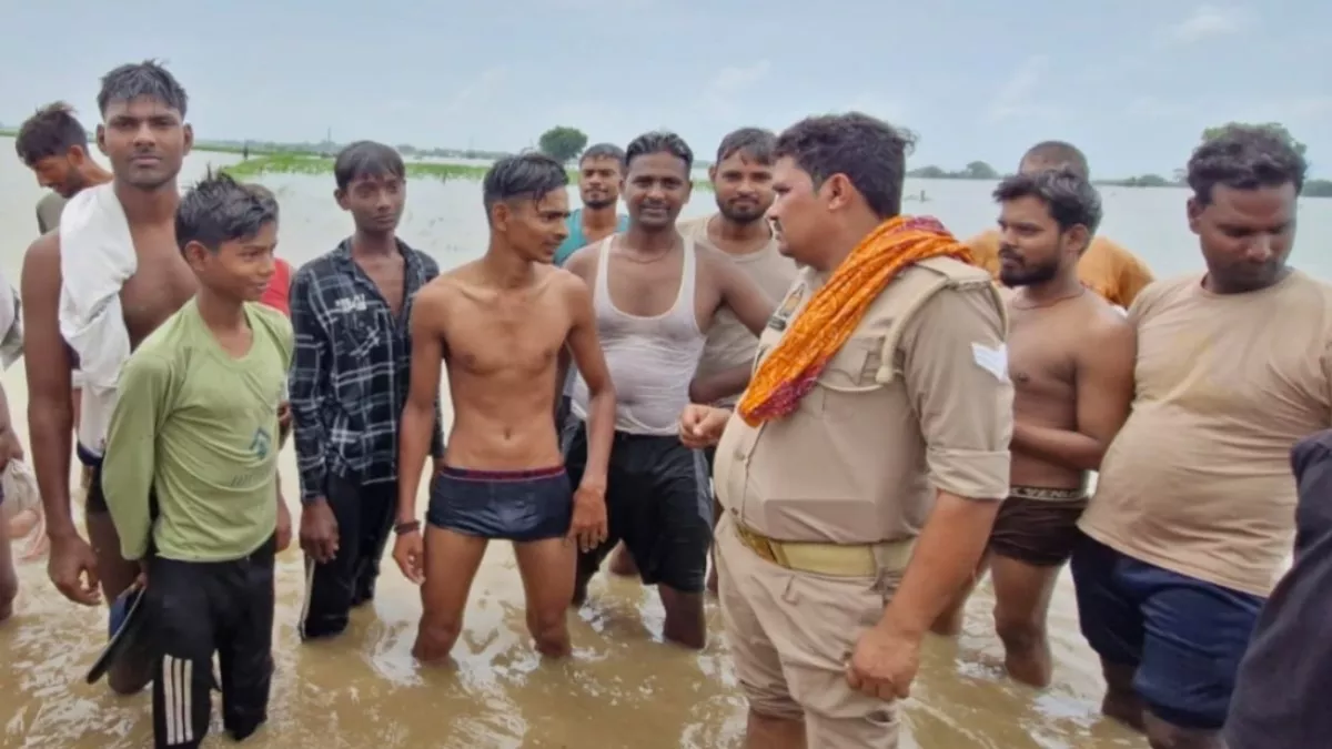 मीरजापुर में बबूल की डाल बाढ़ में बनी ढाल, तीन क‍िशोरों की गोताखोरों ने इस तरह बचाई जान