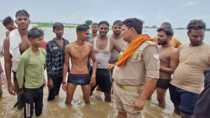 बाढ़ में फंसे तीन किशोर, पुलिस की तत्परता से टली बड़ी दुर्घटना।