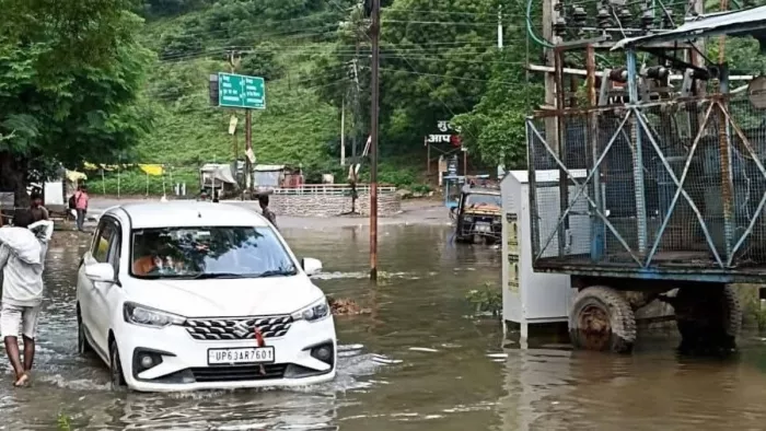 मीरजापुर में बाढ़ से स्थितियां चुनौतीपूर्ण होती जा रही हैं।