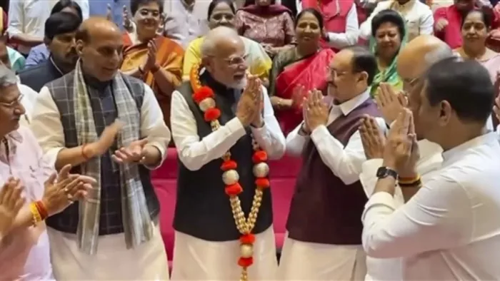 प्रधानमंत्री नरेंद्र मोदी एनडीए संसदीय दल की बैठक में मौजूद हैं।