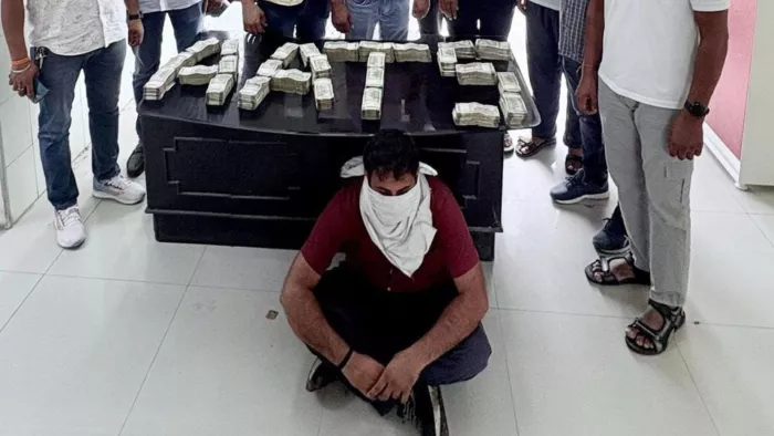 चोरी के 55 लाख रुपये के साथ नौकर गिरफ्तार। जागरण