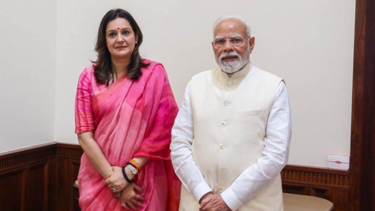 https://www.jagranimages.com/images/newimg/05082025/05_08_2025-priyanka_chaturvedi_and_pm_modi_24004426.jpg