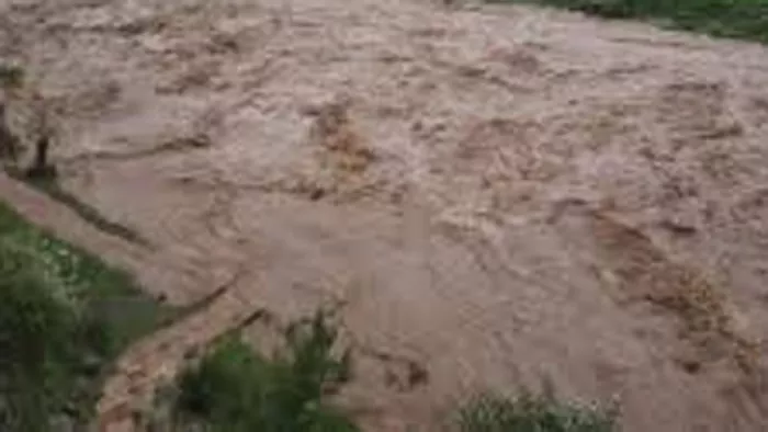 एक मजदूर जो पानी के तेज बहाव में बह गया है, उसकी तलाश की जा रही है।