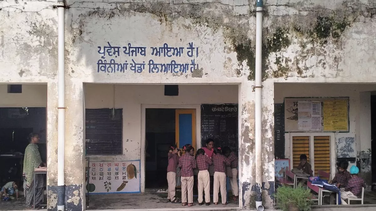 फरीदकोट के इस स्कूल के इमारत को एक साल पहले ही कर दिया गया था असुरक्षित घोषित, फिर भी वहीं पढ़ रहे बच्चे
