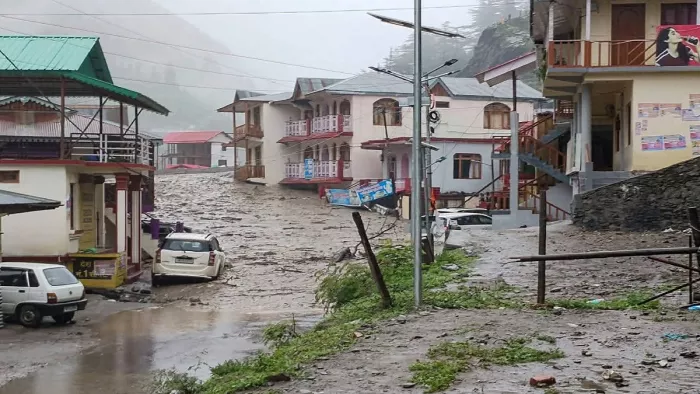 उत्तरकाशी के धराली में मंगलवार को बादल फटने के बाद आवासीय क्षेत्र में बहता मलबा। एएफपी