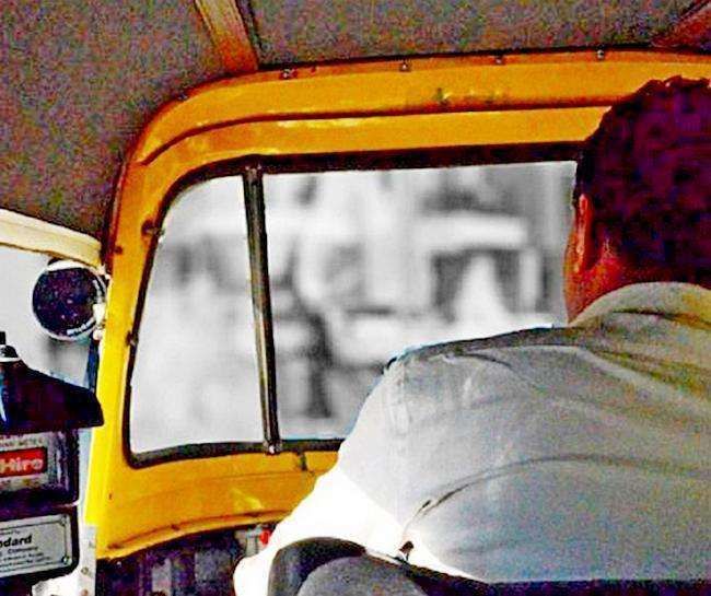 सवारियों से लूटपाट करने वाले आटो गैंग के दो सदस्य गिरफ्तार। (सांकेतिक तस्वीर)