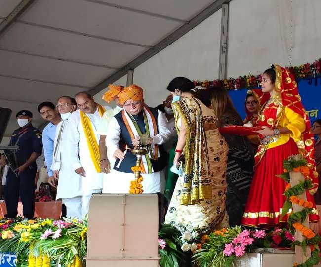 मीरपुर स्थित इंदिरा गांधी विश्वविद्यालय में विभिन्न विकास परियोजनाओं का शिलान्यास करने पहुंचे मुख्यमंत्री मनोहर लाल