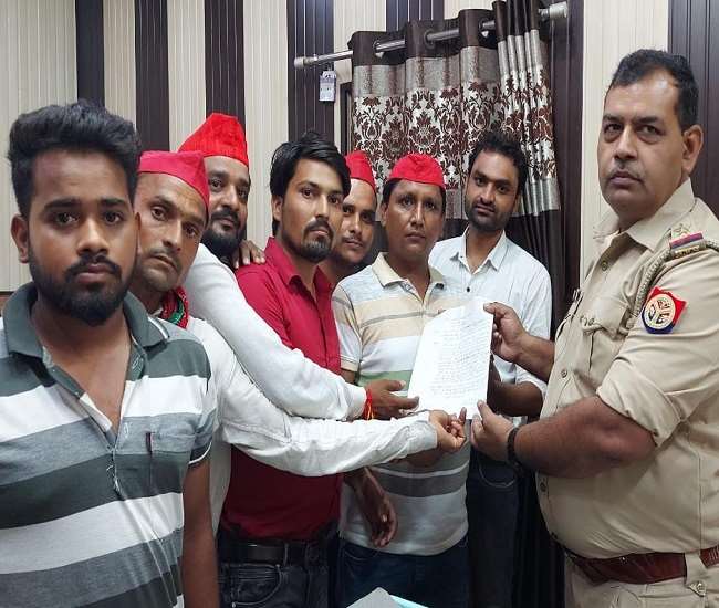 इगलास कोतवाली में प्रभारी निरीक्षक को तहरीर देते सपाई।