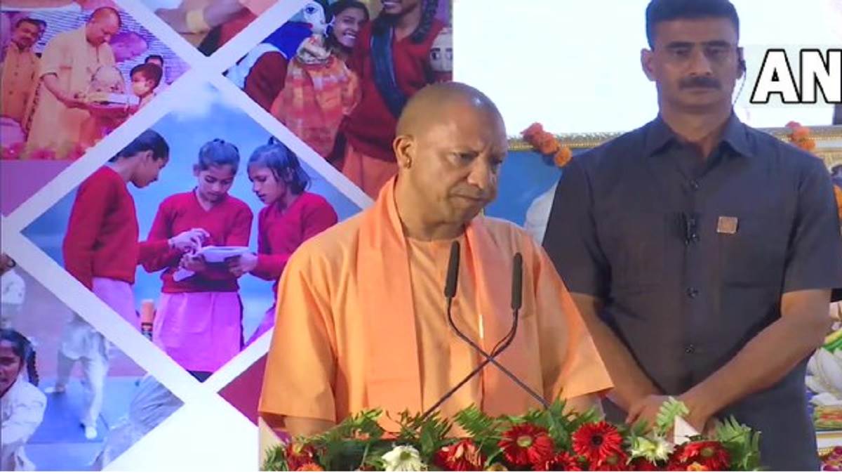 teachers day cm yogi adityanath honours teachers with rajya adhayapak puraskar2021