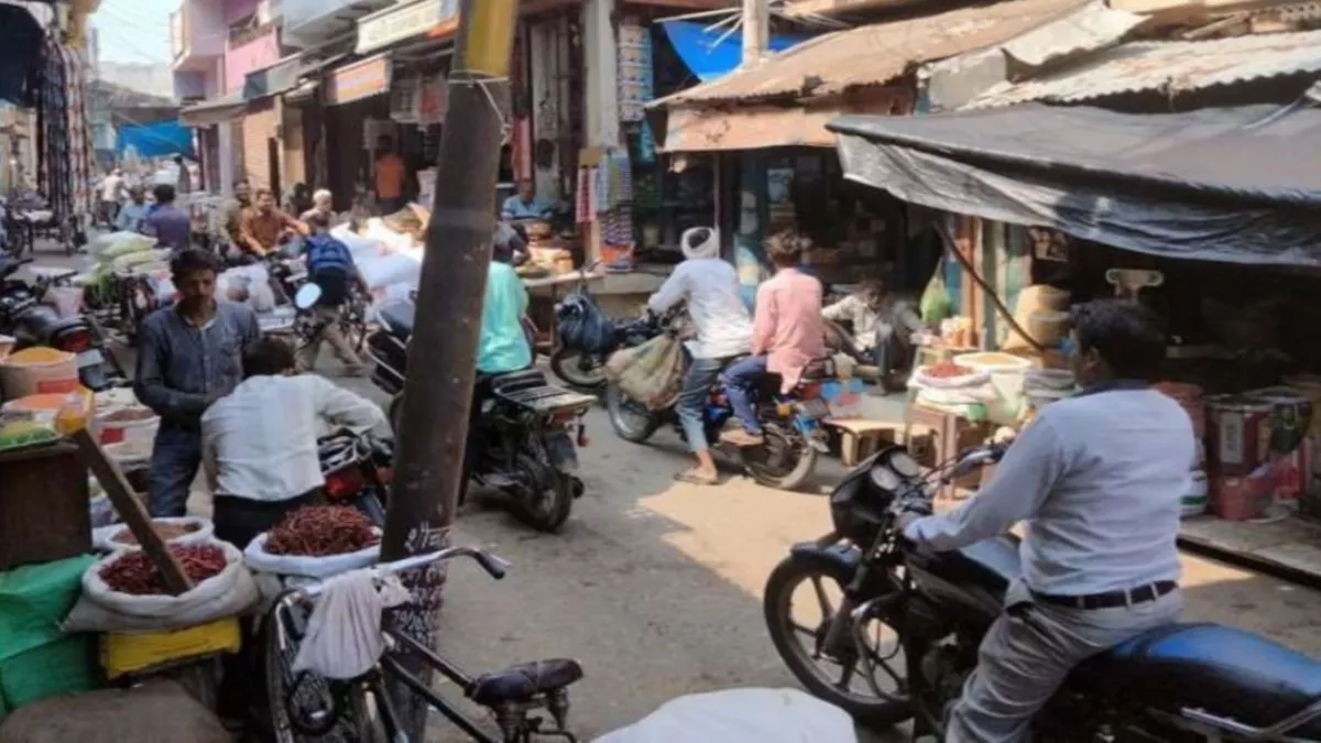 Aligarh News: अतिक्रमण हटाने के बाद दोबारा नहीं ली गई सुध, फिर से कब्ज़ा ली गई सड़कें