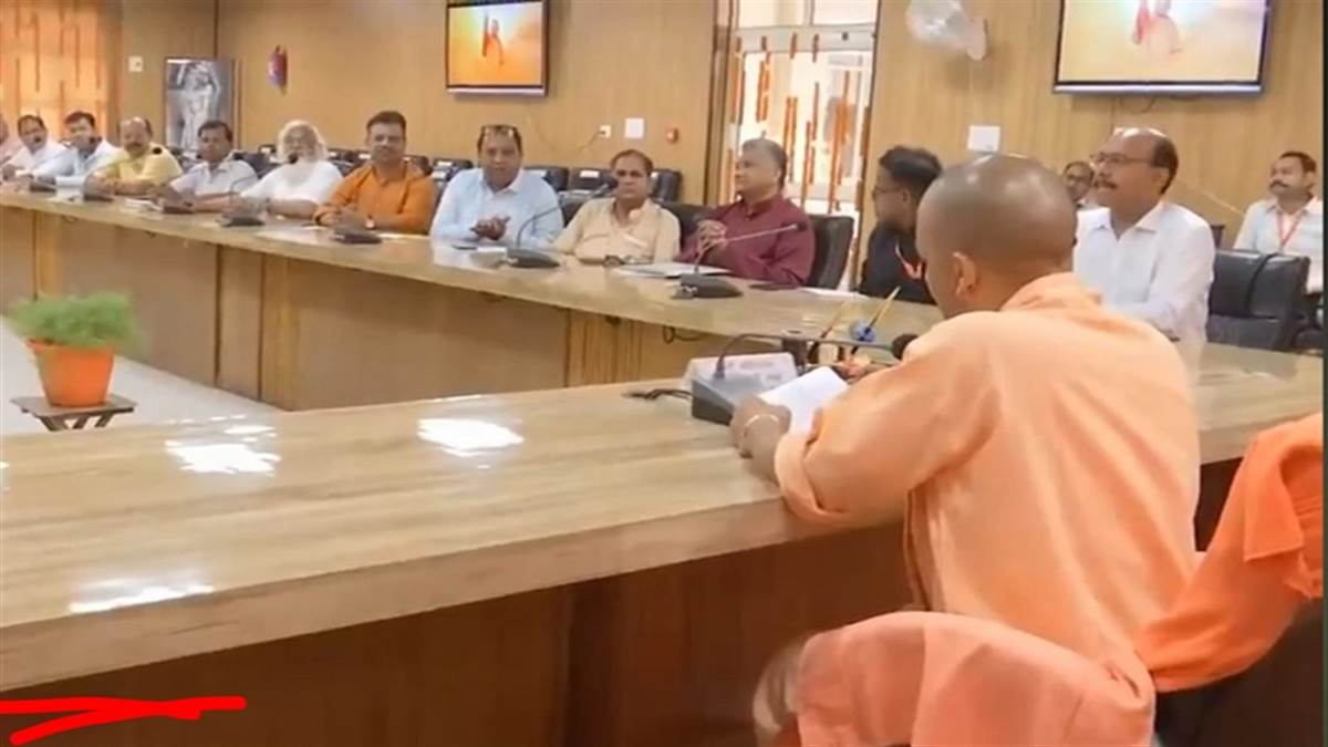 बिजनौर के कलक्ट्रेट स्थित महात्मा विदुर सभागार में उद्यमियों के साथ बैठक करते मुख्यमंत्री योगी आदित्यनाथ।