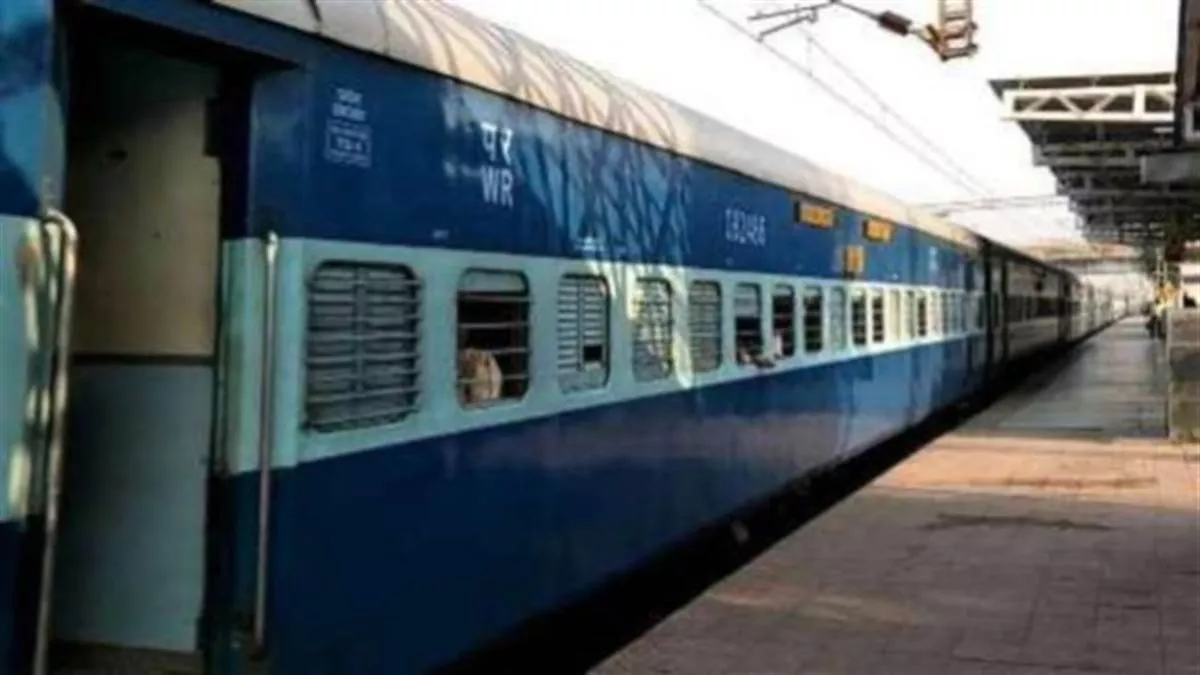 बिहार में रेलवे की मनमानी! पैसेंजर ट्रेनों में सफर करने वाले यात्रियों से लिया जा रहा एक्‍सप्रेस का किराया