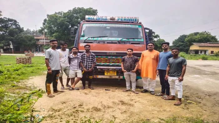 पकड़े गए ट्रक के साथ बजरंग दल के सदस्य : जागरण।