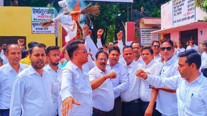 लाठीचार्ज की घटना को लेकर जिले की तीनों तहसील क्षेत्रों में अधिवक्ता कचहरी में धरने पर बैठे