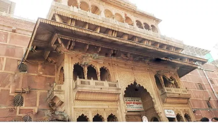 जन्माष्टमी पर बांके बिहारी मंदिर में मंगला आरती के दौरान श्रद्धालुओं के प्रवेश पर रोक लगा दी गई है।