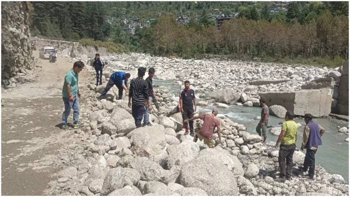 वोल्वो स्टैंड के पास क्रेटवाल बनाने को श्रमदान करते ट्रेवल एजेंट एसोसिएशन के अध्यक्ष बुद्धि व अन्य सदस्य।