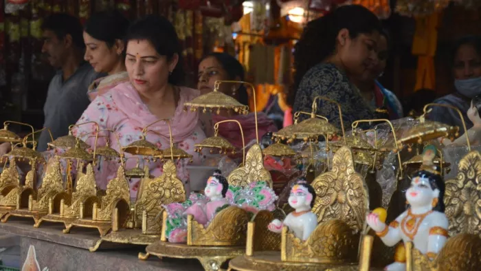 जन्माष्टमी को लेकर जम्मू के बाजार सज गए हैं। फोटो जागरण