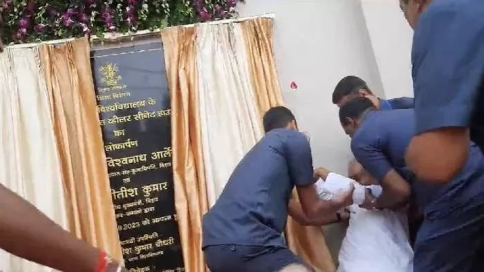 ...और गिर गए नीतीश कुमार, पटना विश्वविद्यालय में समारोह के दौरान फिसला पैर तो सुरक्षा कर्मियों ने संभाला