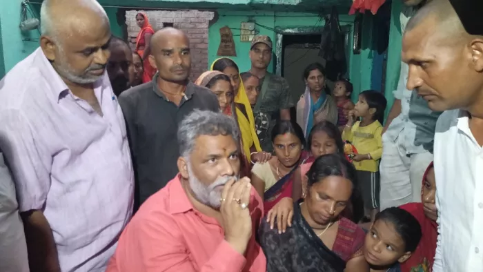 सोनारचक गांव पहुंच पीड़ित के स्वजनों को ढांढस बंधाते जाप राष्ट्रीय अध्यक्ष राजेश रंजन उर्फ पप्पू यादव