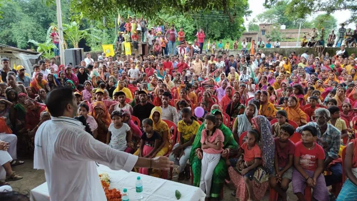 जन सुराज यात्रा के दौरान लोगों को संबोधित करते प्रशांत किशोर।